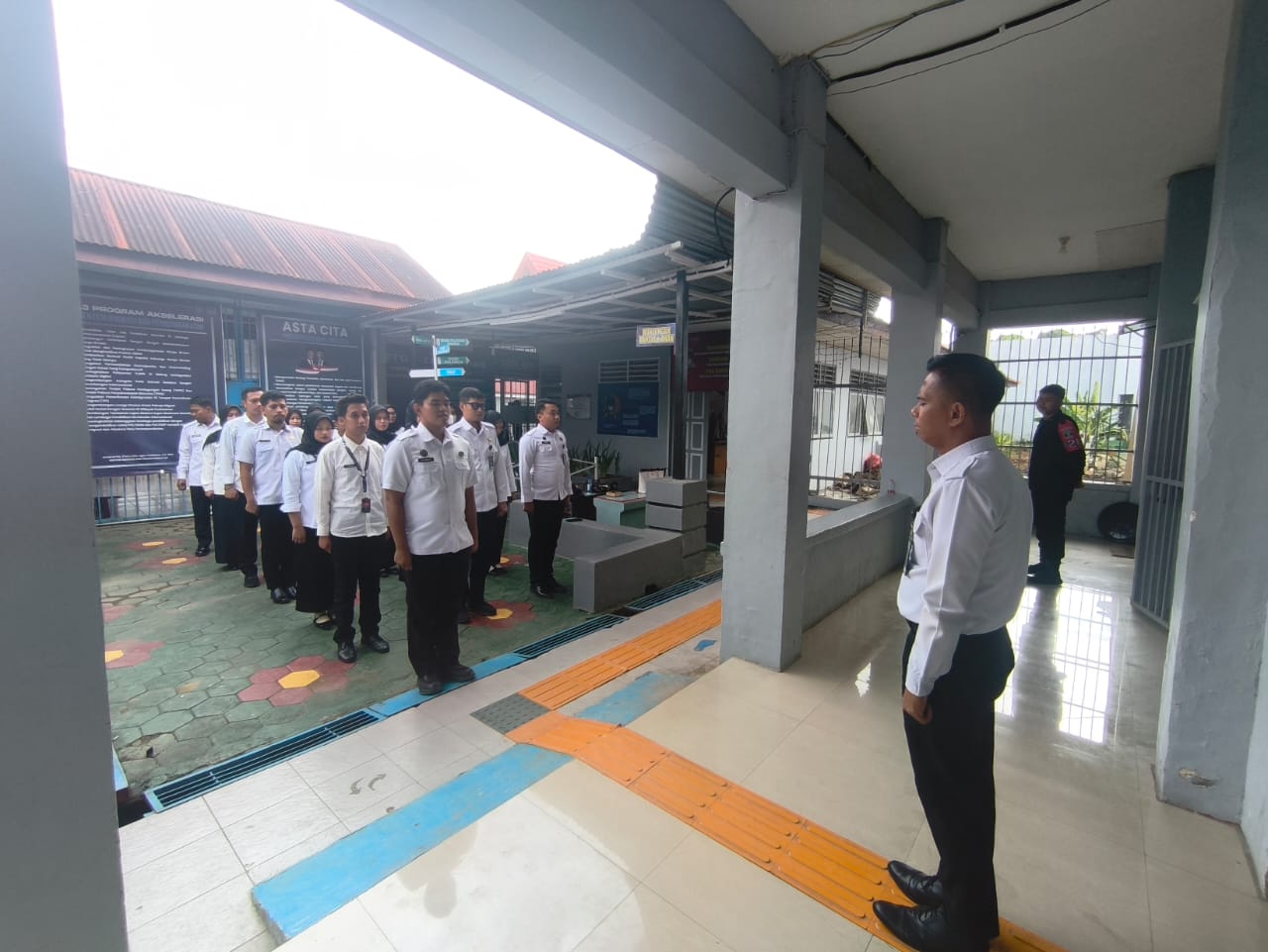 Kepala Subseksi Pengelolaan Rutan Mamuju Ingatkan Jajaran Tetap Berikan Pelayanan Maksimal di Hari Raya Natal