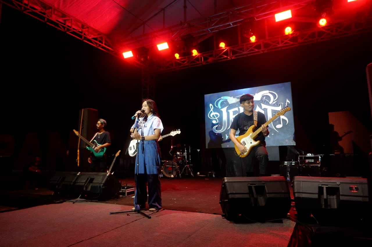 Penuh Kejutan, Jerat Band Sukses Hibur Warga Mamuju Di Pesta Akhir Tahun 2025