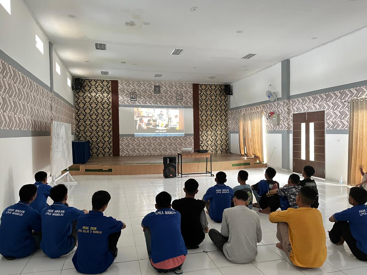 Hilangkan Penat, LPKA Mamuju dan Peserta Magang Ajak Anak Binaan Nobar untuk Mental Healing