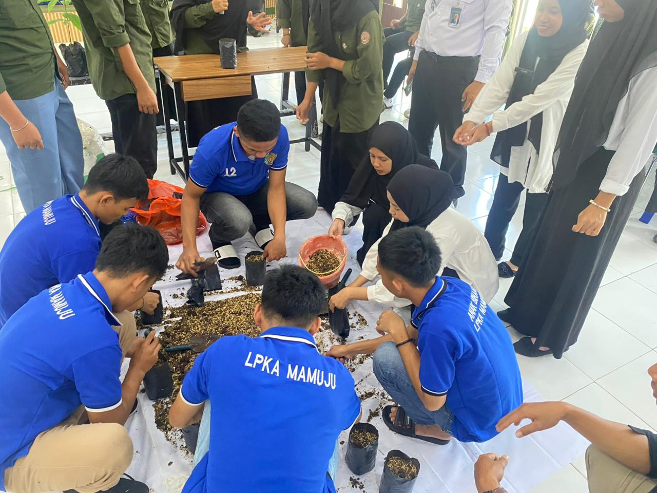 Perkuat Keterampilan Agribisnis, LPKA Mamuju Terima Kunjungan SMKN Sulbar untuk Pelatihan Penyiapan Bibit Kakao Unggul