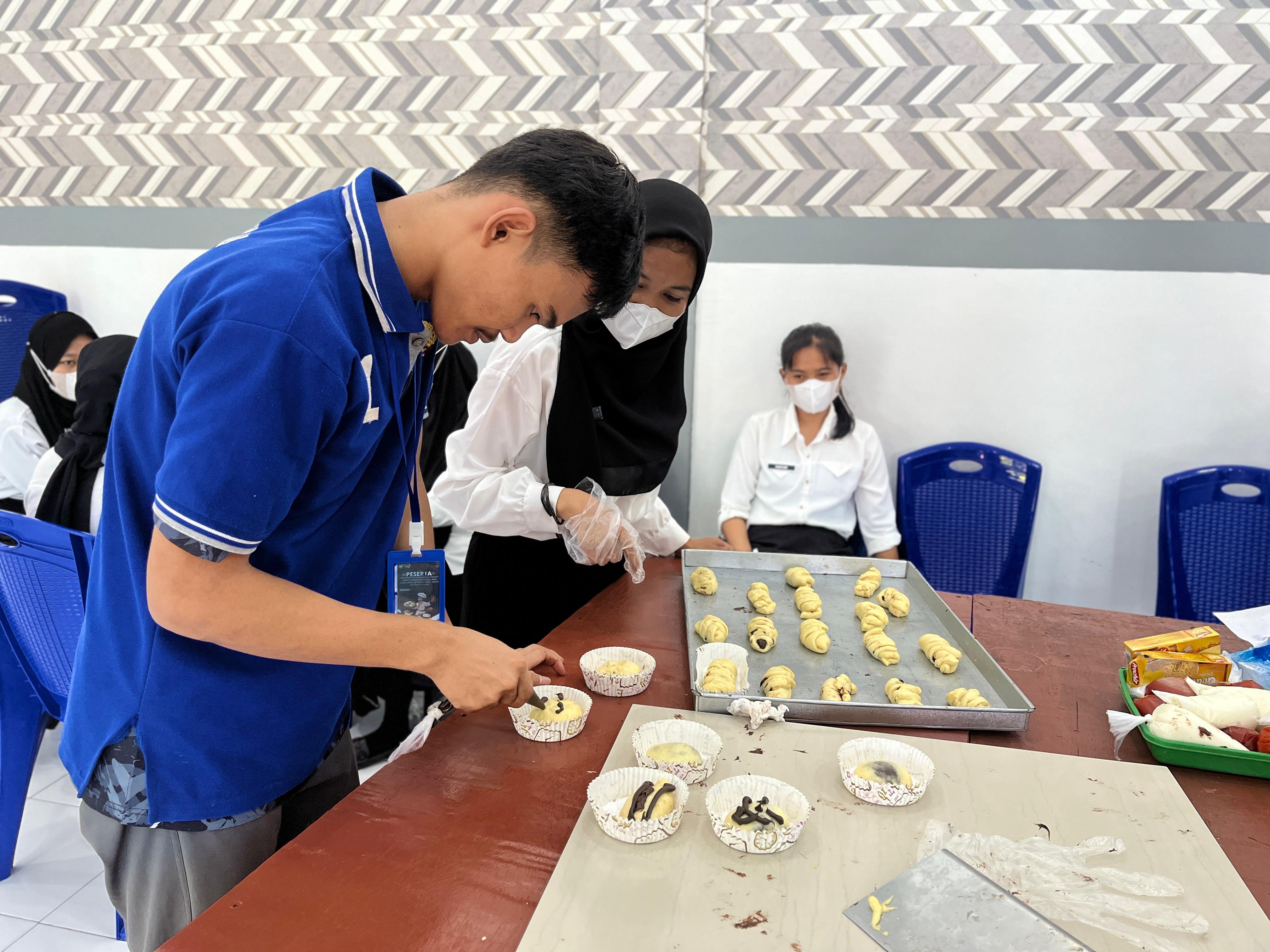 Tingkatkan Keterampilan, LPKA Mamuju Sambut Kunjungan SMKN Sulbar dalam Pembuatan Roti dan Minuman Sari Kacang Hijau