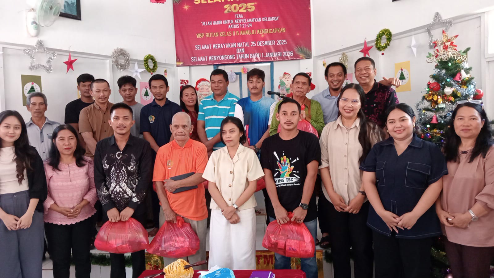 Jelang Natal, Warga Binaan Rutan Mamuju Ikuti Kebaktian Bersama dan Terima Bingkisan Kasih