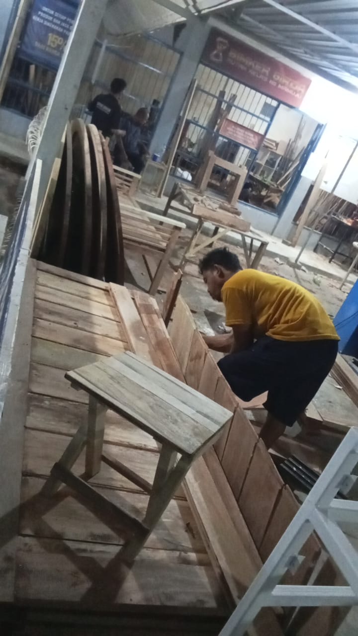 Produksi Meubelair Meningkat, Warga Binaan Rutan Mamuju Tunjukkan Produktivitas Lewat Pembuatan Pintu dan Kusen